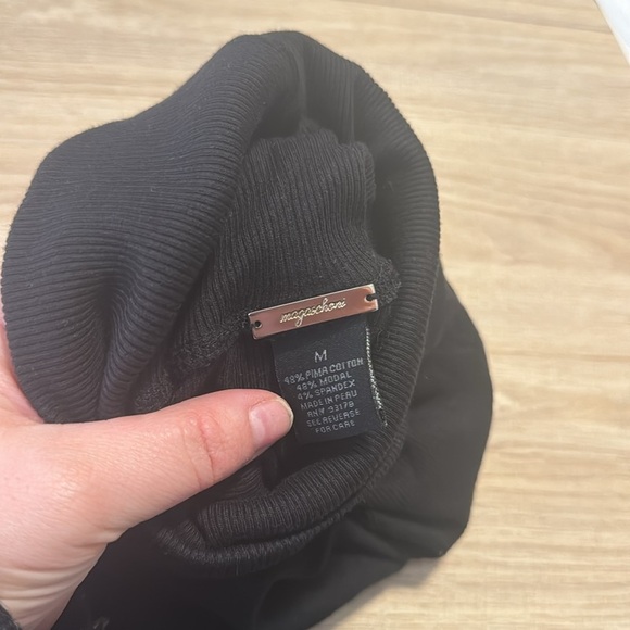 Women's Black Ribbed Soft Magaschoni Long Sleeve Turtleneck Size Med Lightweigt - Picture 5 of 7